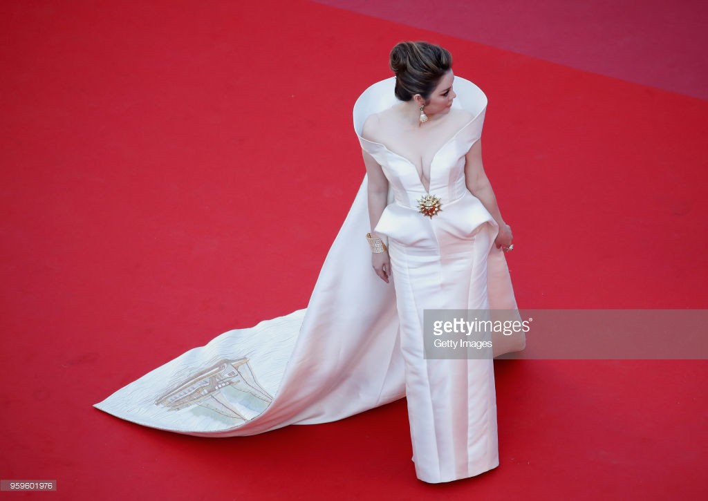 Lý Nhã Kỳ diện váy thêu quảng bá Vịnh Hạ Long trên thảm đỏ Cannes Lý Nhã Kỳ diện váy thêu quảng bá Vịnh Hạ Long trên thảm đỏ Cannes